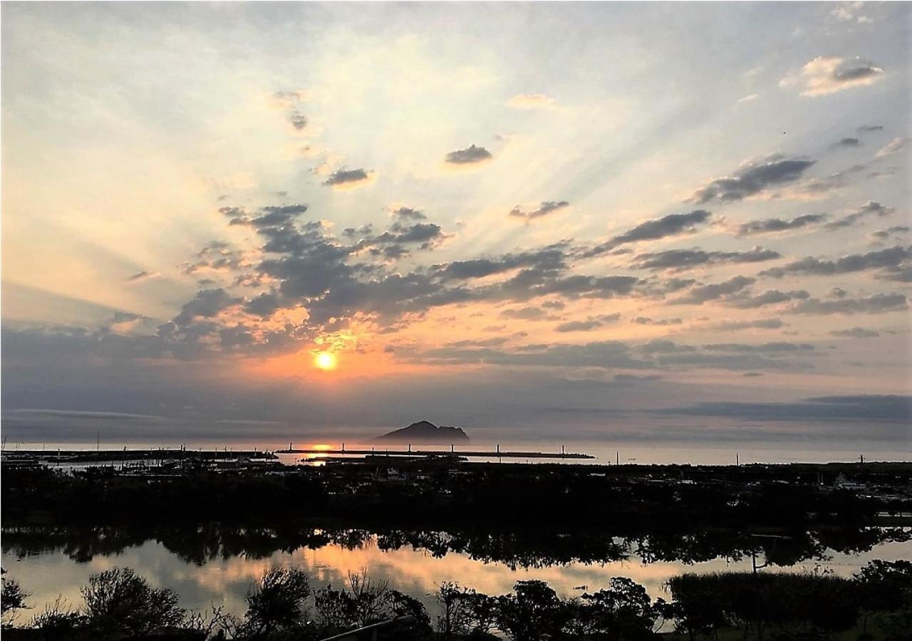 Lan Yue Homestay Toucheng Bagian luar foto